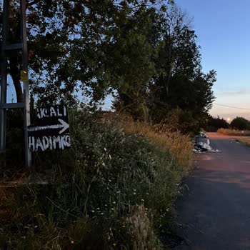 Arnavutköy Belediyesi Çöp Konteynırları Dolu Çöpler Toplanmıyor