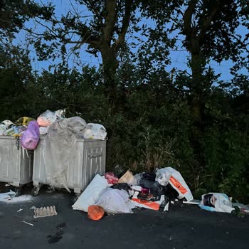 Arnavutköy Belediyesi Çöp Konteynırları Dolu Çöpler Toplanmıyor