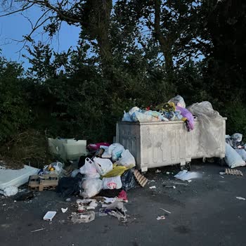Arnavutköy Belediyesi Çöp Konteynırları Dolu Çöpler Toplanmıyor