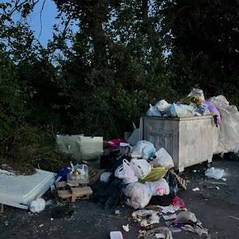 Arnavutköy Belediyesi Çöp Konteynırları Dolu Çöpler Toplanmıyor