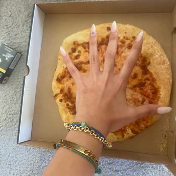 Pizza Hut Orta Boy Diye Minicik Pizza Göndermiş