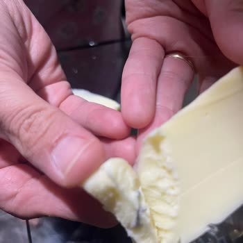 Peynirci Baba Kaşar Peynirinden Demir Çıktı!