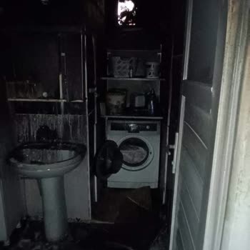 İPhone Şarjda İken Patladı Ve Ev Yandı Kül Oldu