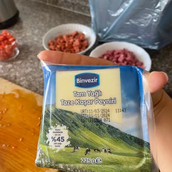 BİM'den Aldığım Kaşarın İçinde Siyahlıklar Var