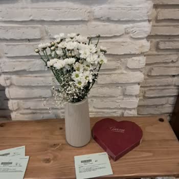 Çiçek Sepeti Ürün Değişikliği Yapıp Solmuş Çiçek Plastik Vazo Gönderdi