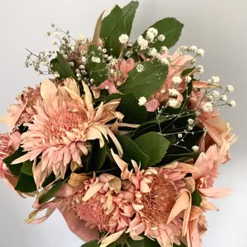 Çiçek Sepeti Cam Vazo Diye Plastik Vazo Da Solmuş Çiçek Gönderdi.