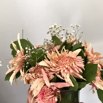 Çiçek Sepeti Cam Vazo Diye Plastik Vazo Da Solmuş Çiçek Gönderdi.