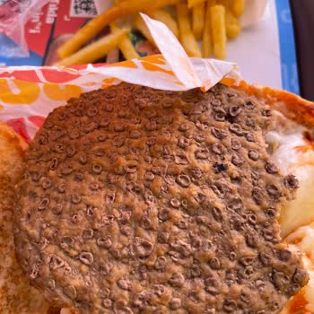 Burger King Çocuk Menüsü Etin Üzerinde Krater Var