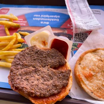 Burger King Çocuk Menüsü Etin Üzerinde Krater Var
