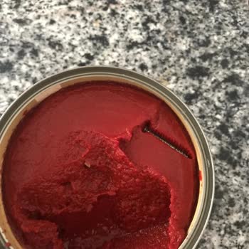 Tukaş Salçanın İçinden Çıkan Vida