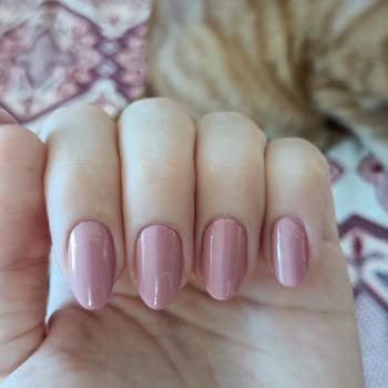 Gratis Beauty Tırnak Uzmanının Beceriksizliği