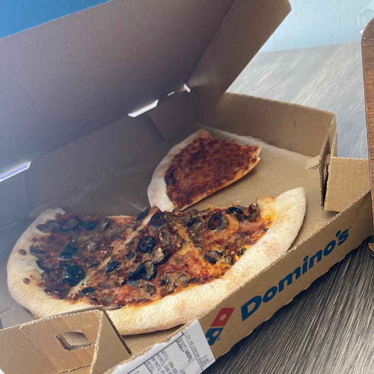 Domino's Pizza İçindeki Malzeme Bozuk Çıktı