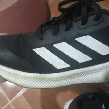 adidas FLO Mağazasının İlgisizliği