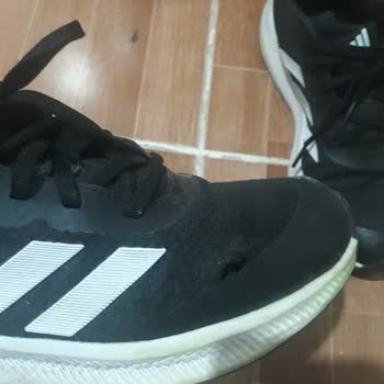 adidas FLO Mağazasının İlgisizliği