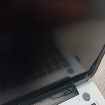 Lenovo Bilgisayar Lenovo Ideapad 1 Menteşe Kayması