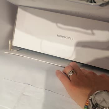 Calvin Klein Ayrımcılığı Kutu Yokmuş Gibi Hareket Etmesi