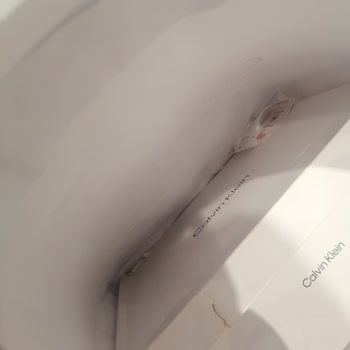 Calvin Klein Ayrımcılığı Kutu Yokmuş Gibi Hareket Etmesi