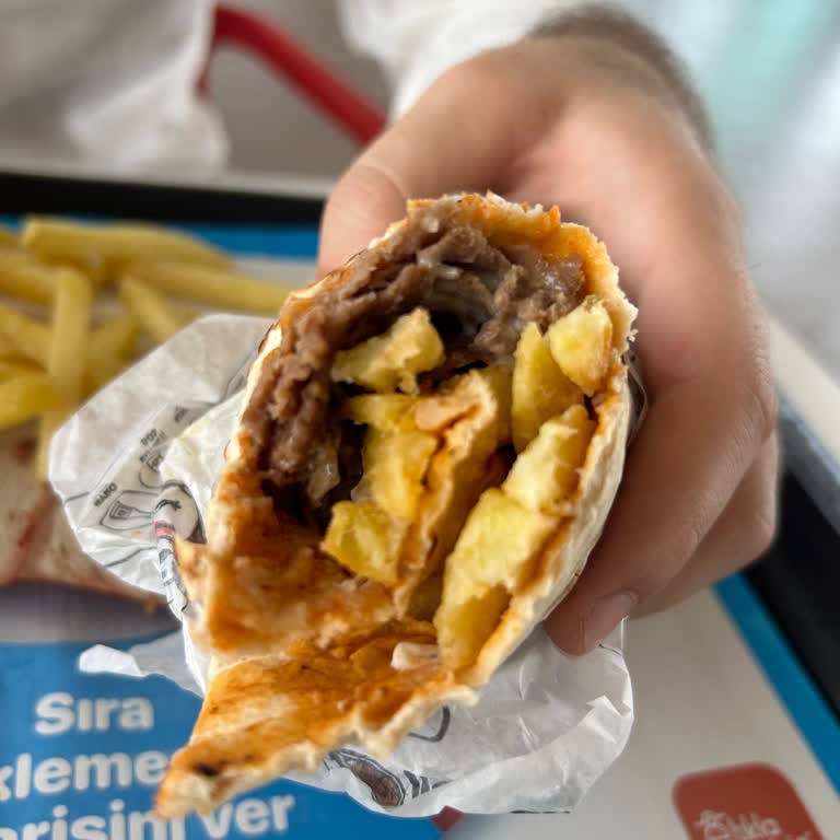 Usta Dönerci Et Dürümde Et Yok