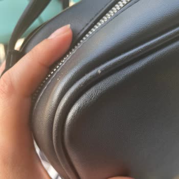 Calvin Klein Canta Derisi Soyuldu Ve Çizildi