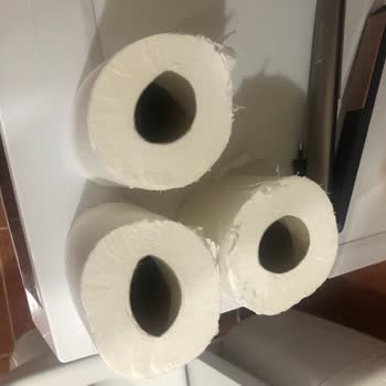 Selpak Tuvalet Kağıdı Ruloların Kenarları Parçalanmış