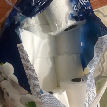 Selpak Tuvalet Kağıdı Ruloların Kenarları Parçalanmış