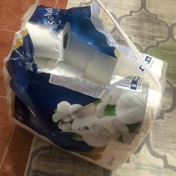 Selpak Tuvalet Kağıdı Ruloların Kenarları Parçalanmış