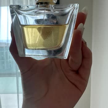 4A Kozmetik Kapağı Kırılmış İçine Dökülmüş Parfüm