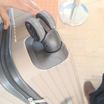 Esenboğa Havalimanı Valiz Ayağı Kırılmış