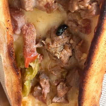 Kepenek Pide Restaurant Kuşbaşılı Pide İçinde Pişen Sinek Şoku