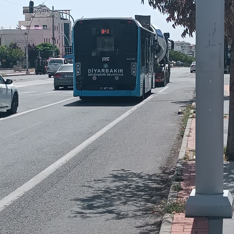 Diyarbakır Büyükşehir Belediyesi Otobüsün Durmaması Boş Geçmesi