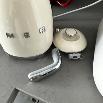Smeg Kettle Kulpu Elimde Kaldı