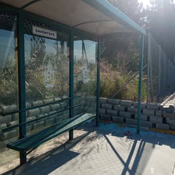 Pendik Belediyesi Durakta Cam Kırıkları