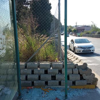 Pendik Belediyesi Durakta Cam Kırıkları