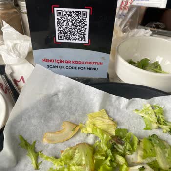 Cafem Cafe Çürük Marullu Salata Ve Saç Kılı!