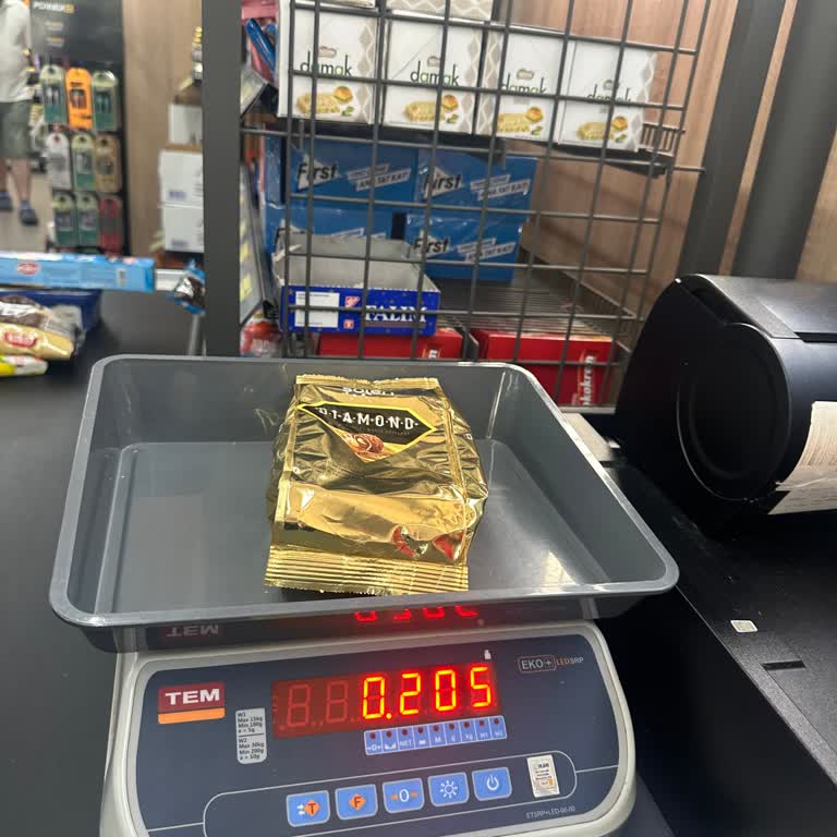 Şölen Çikolata Şölen Eksik Gramlı Çikolata Paketliyor.