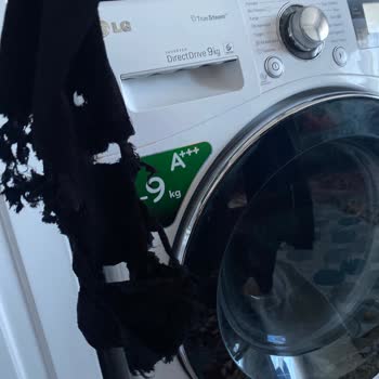 LG Çamaşır Makinesi Kıyafetleri Parçalıyor