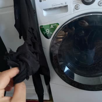 LG Çamaşır Makinesi Kıyafetleri Parçalıyor