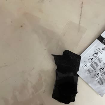 Bee Beauty Bee Beaut Siyah Nokta Bandı Jelatininden Çıkmış Ve Yapışkanlığı Gitmiş