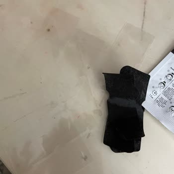 Bee Beauty Bee Beaut Siyah Nokta Bandı Jelatininden Çıkmış Ve Yapışkanlığı Gitmiş