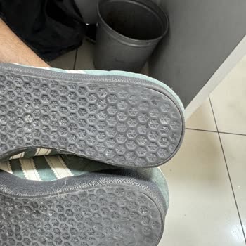 Adidas İki Çift Ayakkabı 45 Günde Nasıl Dağılır