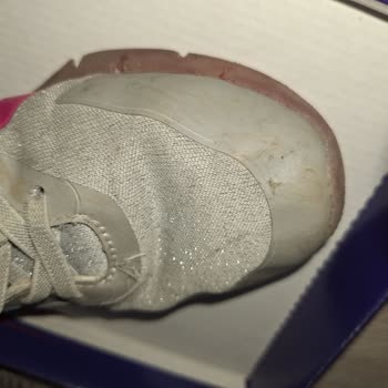 FLO Reebok Marka Ayakkabı Dış Derisi 10 Günde Deforme Oldu