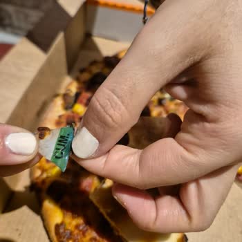 Little Caesars Pizzanın İçinden Çıkan Yabancı Madde