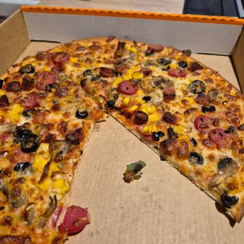 Little Caesars Pizzanın İçinden Çıkan Yabancı Madde