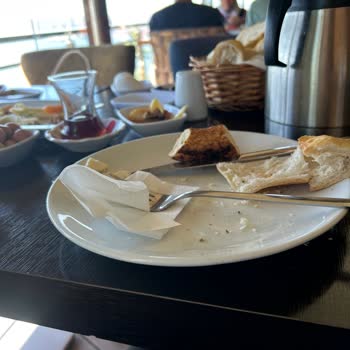 Teras Cafe & Restaurant Teras Cafe'de Soğuk Kahvaltı Ve İlgisiz Hizmet!
