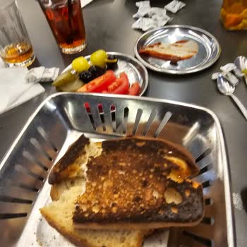 İzmir Balçova Ege Park Köfteci Yusuf Yanıl Ekmekler