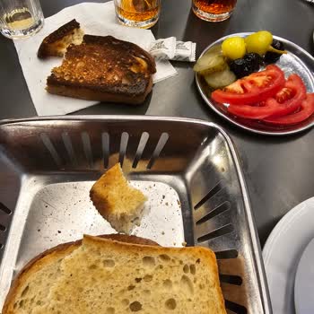 İzmir Balçova Ege Park Köfteci Yusuf Yanıl Ekmekler