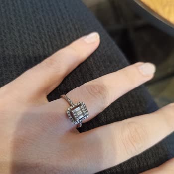 Blue Diamond Yüzük Sürekli Kararıyor