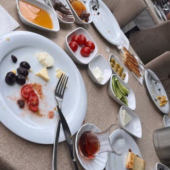 Yavuzbey Restaurant Yavuzbey İskender Kahvaltıdan Kıl Çıktı