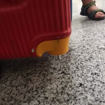 Benetton Valiz Tekeri İlk Kullanımda Kırıldı.