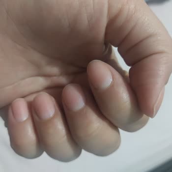 Pastel Kozmetik Pastel Oje Tırnağımda Kına Yakmış Gibi Leke Bıraktı.